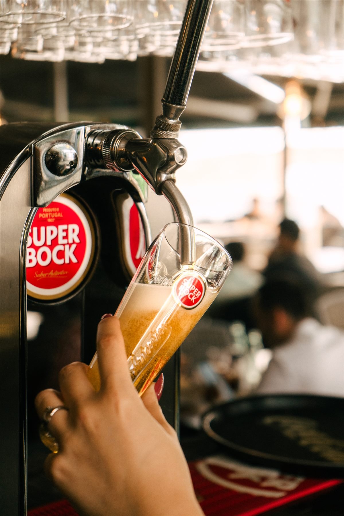 A servir uma cerveja de pressão no Praça
