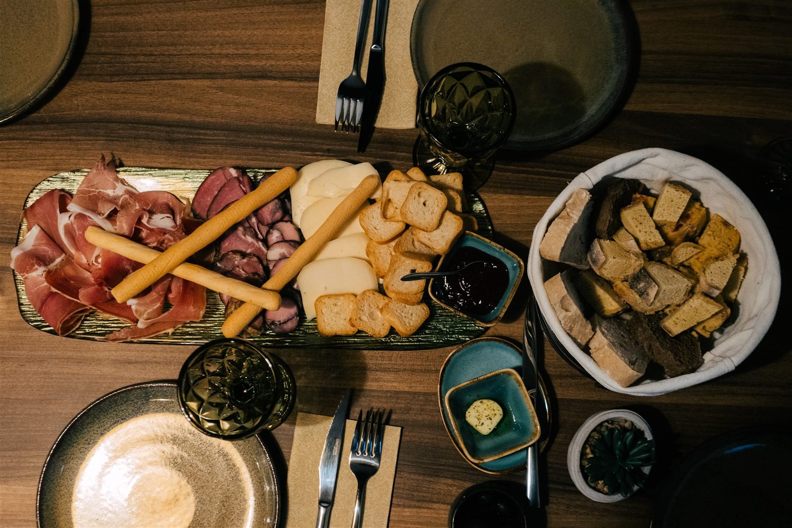 Mesa de partilha com tábua e pão